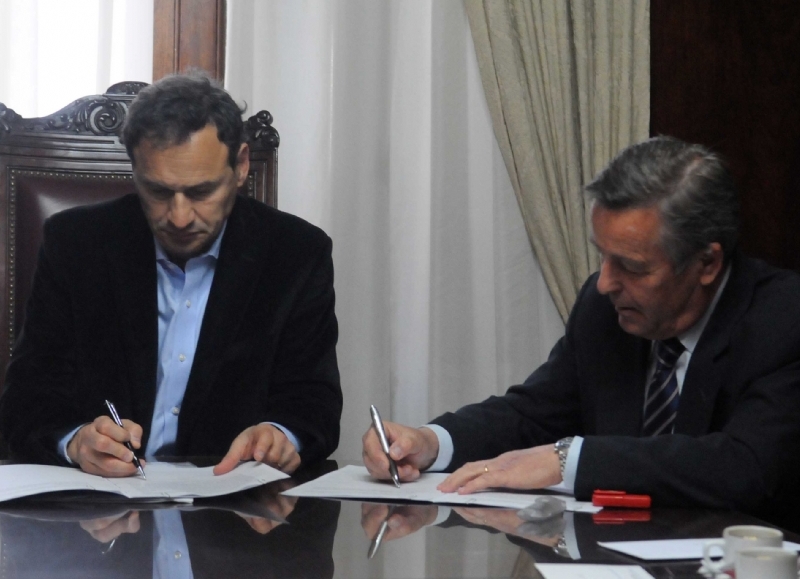 Bruera firmó un convenio para la construcción de una planta de tratamiento de pilas