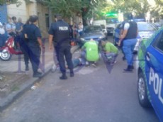 Delincuente reducido por personas civiles y policías. (Foto NOVA)