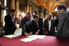 El intendente Pablo Bruera encabez� el acto de entrega.