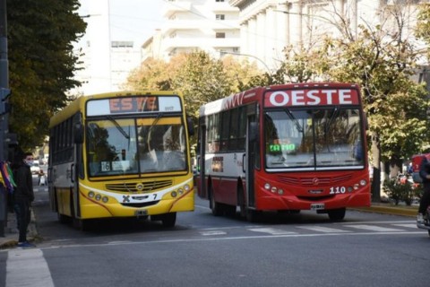 La quita de subsidios de Milei se siente los fines de semana con menos micros en circulación