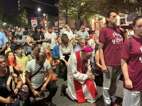 Multitudinario Viacrucis por la Paz: el arzobispo Gustavo Carrara llamó a “tender la mano al que está sufriendo”