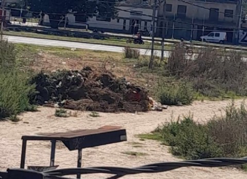 Producto de una limpieza: vecinos piden que retiren montículo de basura