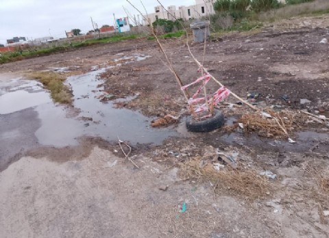 Desborde de cloacas y mal olor a metros de la Plaza Elvira Sotes