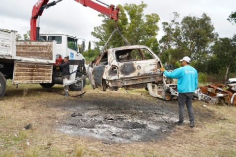 En lo que va del año, el municipio ya removió 170 autos quemados y abandonados en distintos barrios