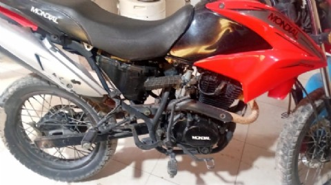 Batalla campal entre vecinos y ataque a policías tras el robo de una moto