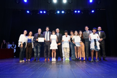 Alak distinguió a los estudiantes con mejores promedios de escuelas primarias de la ciudad