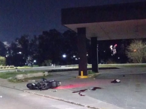 Tragedia en Berisso: un motociclista murió tras perder el control en la rotonda René Favaloro