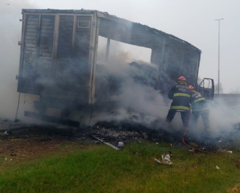 VIDEO | Tensión y caos: se incendió un camión en la Autopista Buenos Aires-La Plata