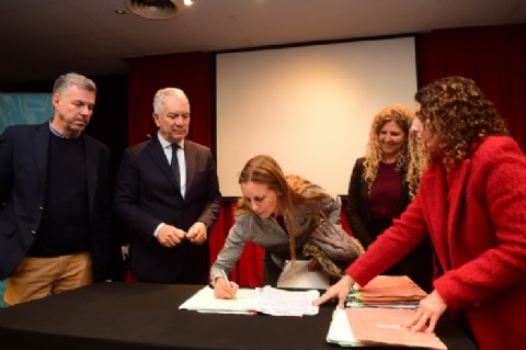 En un acto encabezado por Alak, empresas locales firmaron las escrituras del Parque Industrial II