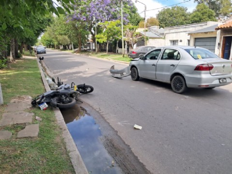 Accidente de tránsito en City Bell: un motociclista resultó lesionado tras chocar con un automóvil