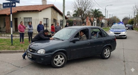 Villa Elvira: pelea de pareja pudo haber terminado en tragedia cuando un hombre se colgó al capot del auto