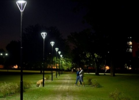 VIDEO | La ciudad a oscuras por la falta de iluminación en Parque Castelli: generó molestia y miedo entre los vecinos