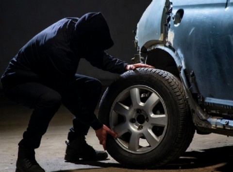 VIDEO | In fraganti: detienen a un hombre que robaba ruedas junto a su hijo de 12 años