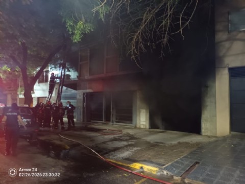 VIDEO | Incendio en la cochera de un edificio cercano a la Plaza Rocha: suma tensión