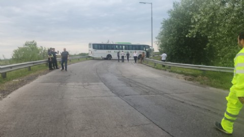 Un colectivo perdió el control y chocó contra el guardarraíl en Ensenada: derrame de gasoil y demoras en el tránsito