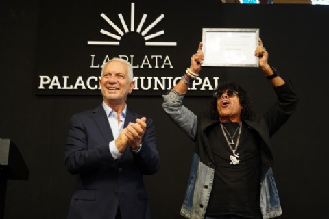 VIDEO | Alak recibió a “La Mona” Jiménez y lo distinguió como Visitante Ilustre de la ciudad