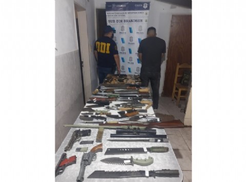 Allanamiento en Brandsen: en un campo encuentran un arsenal con 67 armas de puños, una pistola y una carabina