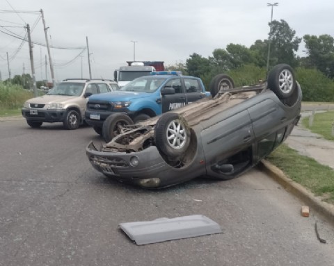 Ringuelet: volcó un auto en la rotonda de 19 y 520 y el conductor sufrió lesiones leves