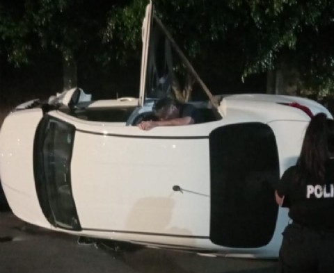 Accidente de tránsito en El Mondongo: un auto volcó tras chocar contra un vehículo estacionado