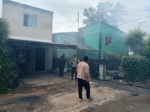 Pirómano atrapado: un joven provocó un incendio que afectó a tres viviendas en Punta Lara