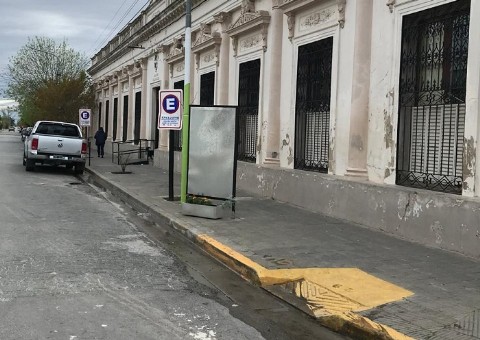 El intendente de Magdalena le otorgó el uso de espacios públicos para cartelería a su íntimo amigo