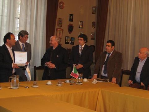 La Plata acoge a Lucano, intendente de Riace