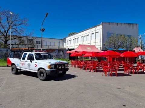 Bomberos voluntarios en busca de fondos: se presentaron con un puesto de sándwiches en Berisso