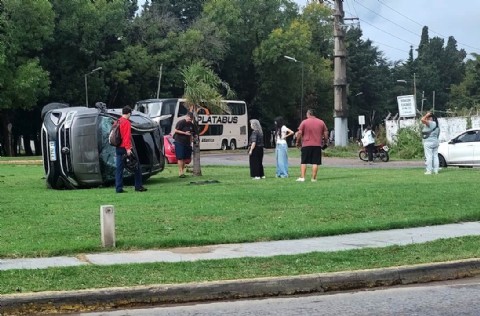 Milagro en Ringuelet: un auto volcó en la rotonda de 520 y 131, y el conductor salió ileso