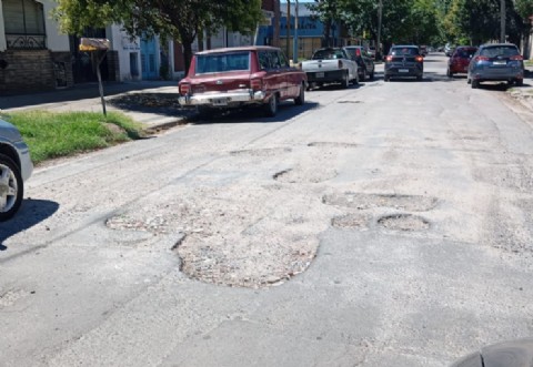 Barrio Parque San Martín: enorme pozo en plena calle