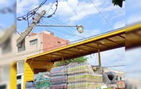¡Vamos Manaos! Un camión cargado de gaseosas chocó y volteó postes de luz y cables eléctricos en Villa Elvira