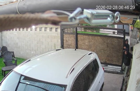 VIDEO | Una banda de delincuentes forzó un portón y robaron una moto en Melchor Romero