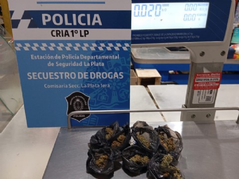 Detienen a un joven de 21 años con marihuana fraccionada lista para su venta