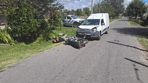Dos heridos en Gonnet tras un choque entre una camioneta y una moto