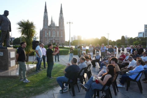 Con muy poquitas personas, la UCR recordó los 42 años de la vuelta a la democracia: hubo críticas hacia los dirigentes