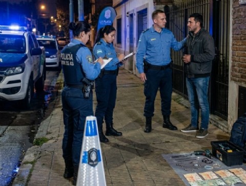 Cerca de Plaza Rocha: dormía en su casa y lo despertaron con una cuchilla en el cuello
