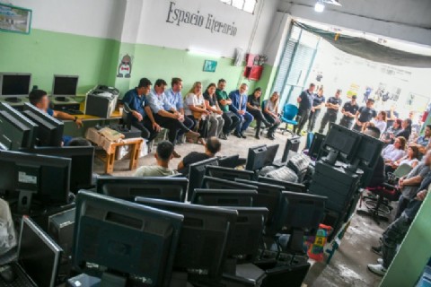 Se realizó una nueva entrega de computadoras reparadas en una cárcel local para entidades educativas