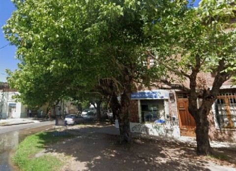 Reclaman por la poda de árboles frente a la Estación Circunvalación: las ramas ya están envueltas en los cables