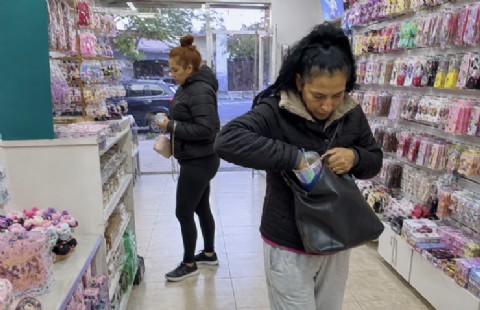 VIDEO | Villa Elvira: sustrajeron accesorios de un local, quedaron grabadas y hay dos detenidas