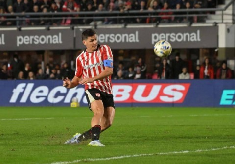 Los hinchas de Estudiantes le soltaron la mano a Guido Carrillo tras otro gol increíble errado