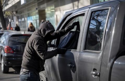 VIDEO | La Loma: robaron 7 palos de una camioneta frente a un banco y detuvieron a un sospechoso tras allanamientos
