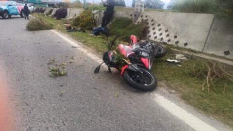 Ensenada: un policía sufrió lesiones al caer de su moto en la bajada de la Autopista La Plata–Buenos Aires