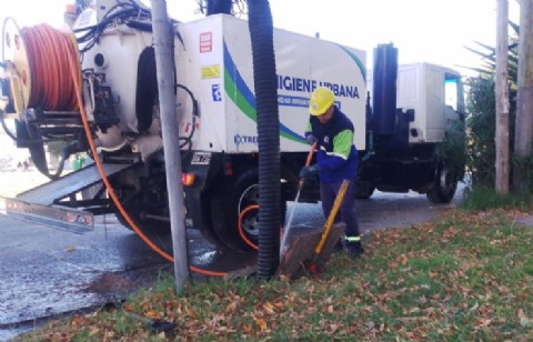 Operativo preventivo por tormentas: el municipio interviene desagües y sumideros para favorecer el drenaje del agua