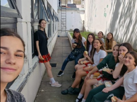Alumnas de una secundaria platense hicieron un mural en Casa Cuna