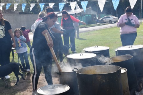 Locro para los vecinos en una plaza de Arturo Seguí por el Día del Trabajador
