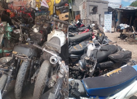 VIDEO | Clausuraron un taller de motos en Romero y secuestraron 25 vehículos y autopartes sospechosas