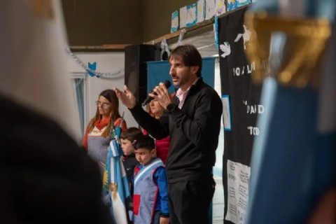 Punta Indio: así fue la agenda del intendente Angueira, conmemoración a San Martín y entrega de tablets a jubilados