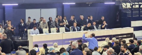 VIDEO | Vergüenza en el Poli: se suspendió la Asamblea de Gimnasia entre sillazos, huevazos y bronca contra Cowen