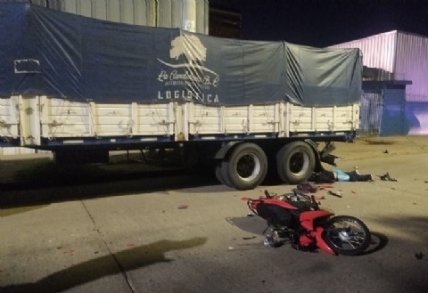Tragedia en Tolosa: murió un joven motociclista de 21 años tras chocar con un camión