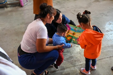 Hijos e hijas que conviven con sus madres en una cárcel de Los Hornos recibieron libros y bibliotecas