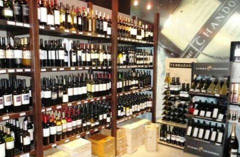 Tres menores asaltaron una vinoteca